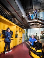 Bedrijfsfotografie bij Sodexo van 3 medewerkers die allemaal aan het werk zijn gefotografeerd op locatie door fotograaf. www.marijnissenfotografie.nl