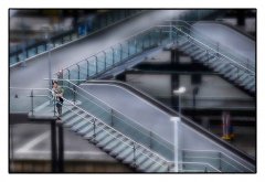 Bedrijfsfotografie redactioneel van directrice op de trappen van Rotterdam centraal station met telelens gefotografeerd gefotografeerd op locatie door fotograaf. www.marijnissenfotografie.nl