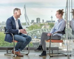 Bedrijfsfotografie redactioneel interview bij Unilever voor Sodexo met op de achtergrond de Erasmusbrug en de Euromast gefotografeerd op locatie door fotograaf. www.marijnissenfotografie.nl