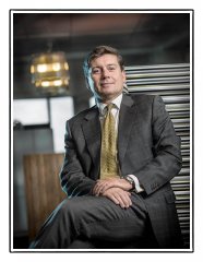 Goede zakelijke bedrijfsfoto van directeur in zijn bedrijf zittend op een bureau gefotografeerd op locatie door fotograaf. www.marijnissenfotografie.nl