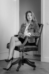 Bedrijfsportret zakelijk op locatie voor bedrijfswebsite van dame zittend op stoel in chique kantoorpand van advocaat gefotografeerd op locatie door fotograaf. www.marijnissenfotografie.nl