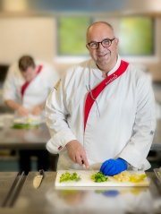 Bedrijfsfotografie Redactioneel portret van chef kok tijdens zijn werkzaamheden in de keuken gefotografeerd op locatie door fotograaf. www.marijnissenfotografie.nl