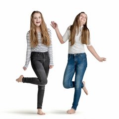 Tweeling zussen  met lang haar en blauwe en zwarte spijkerbroek met wit en gestreept shirt staan allebei op een been en maken een pose