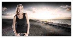 Foto gemaakt in greenscreen fotostudio waar een model met haar handen in de zakken poseert met zwart shirt zonder mouwen op een dijk waar je op de achtergrond de zee ziet met een dramatische lucht gefotografeerd door fotograaf fotostudio Marijnissen Fotografie Rotterdam.