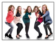 Verjaardagsfeest fotoshoot in de fotostudio van 5 meiden met kleurrijke kleding allemaal met een hand naar de fotograaf en de andere arm naar achteren alsof ze op een surfplank staan  gefotografeerd door fotograaf in de fotostudio Rotterdam  www.marijnissenfotografie.nl
