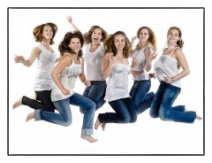 Fotoshoot met vriendinnen met spijker broeken en wit shit die allemaal tegelijk in de lucht springen met de knieën geknikt  gefotografeerd door fotograaf in de fotostudio Rotterdam  www.marijnissenfotografie.nl