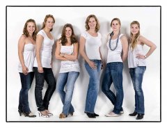 Vrijgezelle vriendinnen van de universiteit allemaal met spijkerbroeken en wit shirt die tegen een witte muur aan staan allemaal met hun eigen pose gefotografeerd door fotograaf in de fotostudio Rotterdam  www.marijnissenfotografie.nl