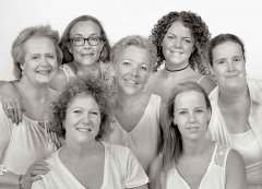 Vrijgezellendagfeest vriendinnenshoot van 7 dames close-up allemaal dicht bij elkaar en kijkend in de camera gefotografeerd door fotograaf in de fotostudio Rotterdam  www.marijnissenfotografie.nl