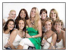 9  vrijgezellen vriendinnen met een champagne glas in de hand  in het midden de bruid in het groen en de andere in het wit eromheen zodat de toekomstige bruid eruit springt  gefotografeerd door fotograaf in de fotostudio Rotterdam  www.marijnissenfotografie.nl