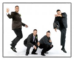 Vrijgezellenfeest met 4 mannen met zwart pak aan waarvan er 2 in de lucht springen en twee juist door de hurken waardoor er veel dynamiek in de foto zit  gefotografeerd door fotograaf in de fotostudio Rotterdam  www.marijnissenfotografie.nl