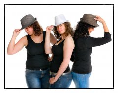 Vrijgezellendag zussen met zwart shirt en spijkerbroeken met de hand op hun hoedje maken een pose 2 kijken weg van de camera en de bruid kijkt in de camera gefotografeerd door fotograaf in de fotostudio Rotterdam  www.marijnissenfotografie.nl