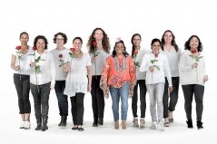 Vrijgezellendag met 10 dames die recht op de camera af komen lopen allemaal met wit shirt en de bruid met gekleurd shit met hoedje in het midden waardoor ze extra opvalt  gefotografeerd door fotograaf in de fotostudio Rotterdam  www.marijnissenfotografie.nl