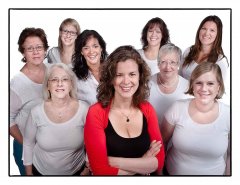 Vrijgezellen dag foto van 9 dames allemaal met wit shirt behalve de aanstaande bruid zij staat vooraan en heeft een rood vest aan waardoor ze uit de foto springt!  www.marijnissenfotografie.nl