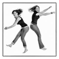 Vrijgezellendag fotoshoot feest van springende vriendinnen met de billen tegen elkaar bumpend waardoor het bovenlichaam naar voren klapt  gefotografeerd door fotograaf in de fotostudio Rotterdam  www.marijnissenfotografie.nl