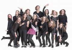 Vrijgezellendagparty fotoshoot met 13 dames allemaal uitbundig en een del springend met  de bruid in het midden vooraan met sjerp met opschrift "bride to be" gefotografeerd door fotograaf in de fotostudio Rotterdam  www.marijnissenfotografie.nl