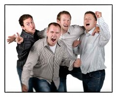 4 heren vrijgezellenfeest allemaal luid schreeuwend naar de camera zoals traditionele haka in Nieuw zeeland  gefotografeerd door fotograaf in de fotostudio Rotterdam  www.marijnissenfotografie.nl