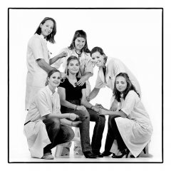 Studie vriendinnen Erasmus universiteit fotoshoot van 6 dames in het midden zit een vriendin als patiënt en erom staan de artsen in dokters jas en stethoscoop haar te onderzoeken gefotografeerd door fotograaf in de fotostudio Rotterdam  www.marijnissenfotografie.nl