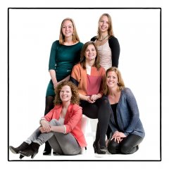 verjaardagsfeest fotoshoot van 5 vrijgezellen vrouwen met gekleurde kleding de jarige zit in het midden en de 4 vriendinnen zitten en staand eromheen als een bloem gefotografeerd door fotograaf in de fotostudio Rotterdam  www.marijnissenfotografie.nl