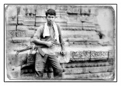 Soldaat_met_ak47_beschermt_Angkor_Wat_tegen_rode_Khmer.jpg