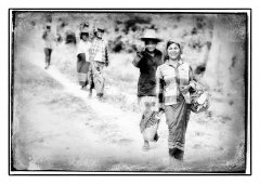 Vrouwen_lopen_naar_de_markt_Cambodja.jpg