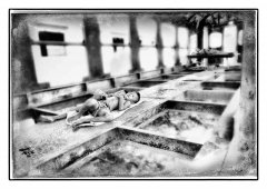 2 kleine weeskinderen liggen op de grond te slapen in vervallen treincoupé waar zij wonen in Cambodja. gefotografeerd door Marijnissen Fotografie Rotterdam.. www.marijnissenfotografie.nl
