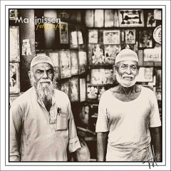 2 mannen staan voor koopwaar van eigen winkel in India. gefotografeerd door Marijnissen Fotografie Rotterdam.. www.marijnissenfotografie.nl